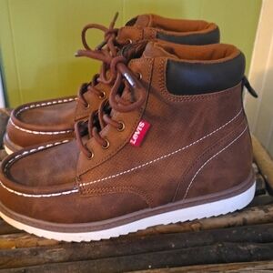 Boys size 1 Levi's hiker boots